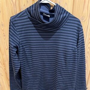 COLUMBIA BRAND WARM TOP IN EXCELLENT CONDITION. SIZE LARGE